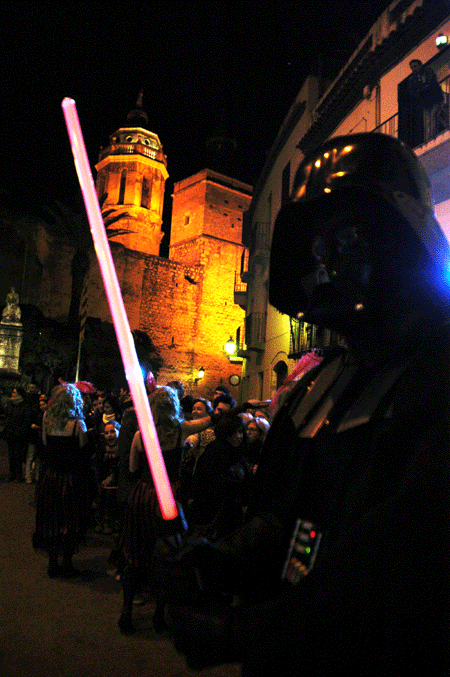 Coincidiendo con el anuncio de los nuevos episodios de "Star Wars", Darth Vader se paseó en Sitges con "Panxampla's" con la espada laser y una altura considerable.