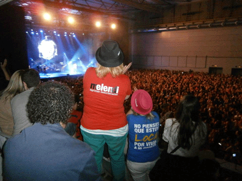 Dos conciertos en Barcelona con las entradas agotadas.  El día 24, unas 4400 personas se congregaron para ver a su ídolo en directo. Guerreras con el uniforme de combate se volvieron locas por bailar ‘Con la luna llena’