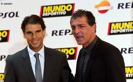 El tenista Rafa Nadal -que seria nombrado poco después como el mejor deportista del año- junto con su tio, el exfutbolista Miquel Ángel Nadal.